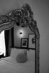 سرير أو أسرّة في غرفة في Boutique Hotel & Restaurant Frenchie