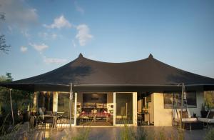 PāliSUJÁN JAWAI - Relais & Chateaux的房屋顶上的大型黑色帐篷