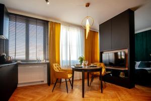 Telewizja i/lub zestaw kina domowego w obiekcie Apartamenty Stare Miasto Zamość, Prywatny Parking, Winda