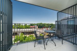 Balkon lub taras w obiekcie Aron Residence - by Upstairs