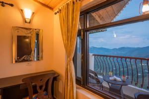 Nespecifikovaný výhled na hory nebo výhled na hory při pohledu z hostelu