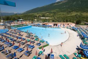 einen Blick über einen Pool mit Stühlen und Personen in der Unterkunft Parco Del Sangro in Castel di Sangro