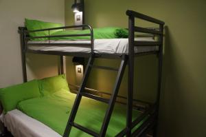 コンウィにあるYHA コンウィのソファ付きの客室で、二段ベッド2組を利用します。