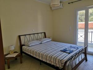 מיטה או מיטות בחדר ב-Nostos - Psili Ammos Apartments