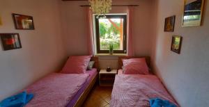 Ένα ή περισσότερα κρεβάτια σε δωμάτιο στο Ferienwohnung Nikoll/Simon