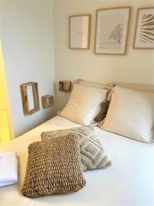 Dormitorio con cama con almohada de leopardo en L'amiral n3 T2 nouvelle ville ByLocly en Lorient