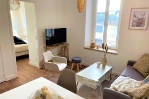 sala de estar con sofá y TV en L'amiral n3 T2 nouvelle ville ByLocly en Lorient