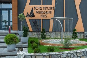 a courtyard with a fountain in front of a building at Hotel Euforia Lounge in Šabac