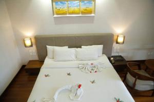 um quarto de hotel com uma cama com toalhas em The Hamuse Luxury hotel em Kodaikanal