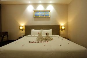 two stuffed animals sitting on top of a bed at The Hamuse Luxury hotel in Kodaikānāl