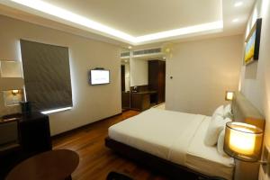 Postel nebo postele na pokoji v ubytování The Hamuse Hotel Kodaikanal - Luxury Redefined