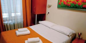 Łóżko lub łóżka w pokoju w obiekcie Hotel Everest