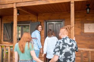 Clientes alojados en Aldea Los Odres - Cabañas de Madera de 1ª con Piscina Privada y BBQ en la puerta
