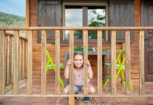 Niños alojados en Aldea Los Odres - Cabañas de Madera de 1ª con Piscina Privada y BBQ en la puerta