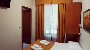 Łóżko lub łóżka w pokoju w obiekcie Hotel Everest