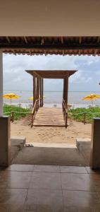 um pavilhão numa praia com guarda-sóis em Pousada e Restaurante Império do Marisco em Maragogi