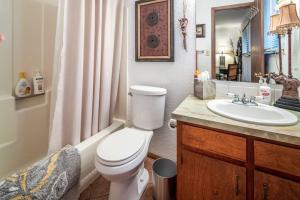 Koupelna v ubytování Albuquerque East Mountains + 30 fotografií