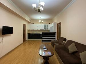 sala de estar con sofá y mesa en Argishti street 2 bedroom comfortable apartment in New Building GL933, en Ereván