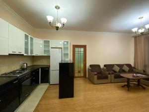 cocina y sala de estar con sofá y mesa en Argishti street 2 bedroom comfortable apartment in New Building GL933, en Ereván