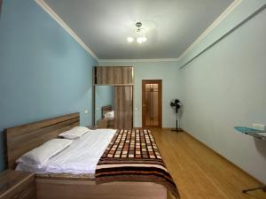 1 dormitorio con 1 cama grande en una habitación en Argishti street 2 bedroom comfortable apartment in New Building GL933, en Ereván