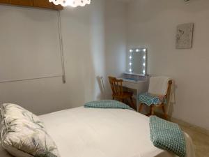 Apartamento Cielo Azul في روكويتاس دي مار: غرفة نوم بسرير ومكتب وكرسي