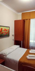 Łóżko lub łóżka w pokoju w obiekcie Hotel Everest