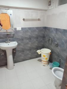 A bathroom at Guruchhaya hotel and cottages