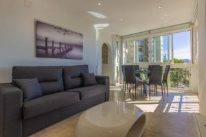 sala de estar con sofá y mesa en Amazing Benidorm Views 2BR Flat - Pool - Parking en Benidorm