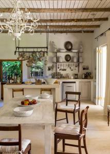 uma cozinha com mesa e cadeiras e uma sala de jantar em Langhuis Guesthouse em Graaff-Reinet