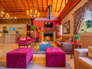 a living room with red walls and a fireplace at Hotel Fioreze Quero Quero in Gramado