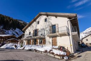 Un grand bâtiment blanc avec de la neige au sol dans l'établissement Appartment Arsene No 1 - Happy Rentals, à Chamonix-Mont-Blanc