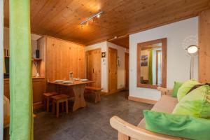 - un salon avec un canapé et une table dans l'établissement Appartment Arsene No 1 - Happy Rentals, à Chamonix-Mont-Blanc