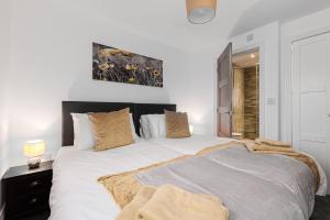 Un dormitorio con una gran cama blanca y una ventana en Tannery House - 3 Bedrooms, Parking, Wi-Fi, Garden en Freckleton