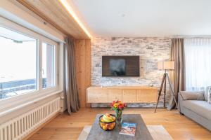 TV a/nebo společenská místnost v ubytování Haus Mirador by Zermatt Premium Apartments