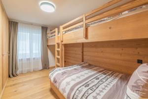 Postel nebo postele na pokoji v ubytování Haus Mirador by Zermatt Premium Apartments