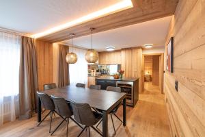 Kuchyň nebo kuchyňský kout v ubytování Haus Mirador by Zermatt Premium Apartments