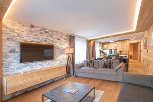 TV a/nebo společenská místnost v ubytování Haus Mirador by Zermatt Premium Apartments