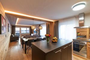 Kuchyň nebo kuchyňský kout v ubytování Haus Mirador by Zermatt Premium Apartments