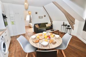 Makanan di atau berdekatan apartmen +15 gambar
