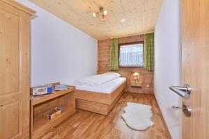 a small bedroom with a bed and a window at Joselehof App Edelweiss in Stanghe