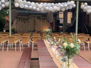 eine Reihe von Tischen und Stühlen mit weißen Ballons und Blumen in der Unterkunft Donnybrook Hotel WA in Donnybrook