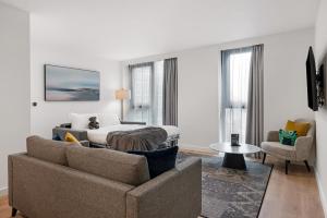 un soggiorno con divano e letto di CitySuites 2 Aparthotel a Manchester