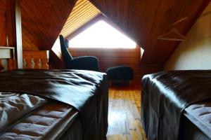 Zimmer im Dachgeschoss mit einem Bett und einem Fenster in der Unterkunft Metsorinne 3A sarvipöllö in Kotila