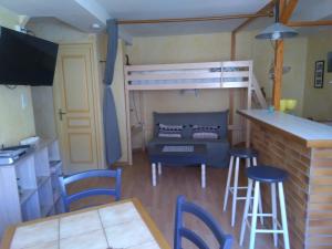 een woonkamer met een stapelbed en een tafel en stoelen bij Appartement Cauterets in Cauterets
