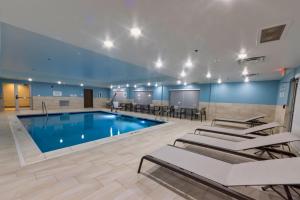 Swimmingpoolen hos eller tæt på Holiday Inn Express & Suites - Harrisonburg University Area , an IHG Hotel