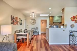 Kuchyň nebo kuchyňský kout v ubytování Updated San Diego Home with Private Yard and Grill!