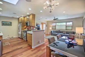 Kuchyň nebo kuchyňský kout v ubytování Updated San Diego Home with Private Yard and Grill!
