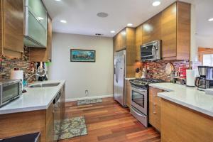 Kuchyň nebo kuchyňský kout v ubytování Updated San Diego Home with Private Yard and Grill!