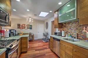 Kuchyň nebo kuchyňský kout v ubytování Updated San Diego Home with Private Yard and Grill!