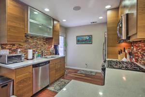 Kuchyň nebo kuchyňský kout v ubytování Updated San Diego Home with Private Yard and Grill!